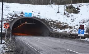Fjorden är norges femte längsta fjord och en viktig transportled för skeppstrafik. Innforer Vektbegrensning I Oslofjordtunnelen Lastebil No