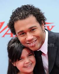 Ha raggiunto la notorietà internazionale nel 2007 grazie alla nota saga disney high school musical, della quale è stato uno dei protagonisti per tutti e tre i film realizzati. Corbin Bleu Curly Hairstyles Short Long Afro Hair Cool Men S Hair