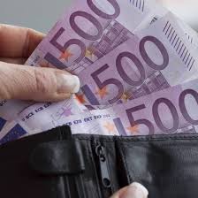 In 1999 the euro was introduced virtually, and in 2002 notes and coins began to circulate. Wertvollste Euro Banknote Trotz Ausgabestopp Deutsche Hangen Am 500 Euro Schein Svz De