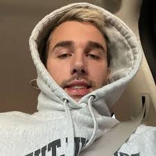 Chris Comstock's Instagram, Twitter & Facebook