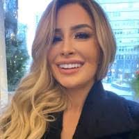 Stephanie Lessard's Instagram, Twitter & Facebook