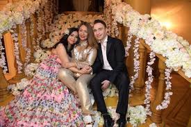 أثارت الفنانة شيرين عبد الوهاب وزوجها المطرب حسام حبيب جدلًا كبيرًا، بسبب تسريب تسجيل صوتي لواد حسام كان يقول فيه إن نجله وضع خطة ليستولي على أموال شيرين ويتحكم في ظهورها إعلاميًا وتواجدها على الساحة الفنية بشكل. Ø´ÙŠØ±ÙŠÙ† Ø¹Ø¨Ø¯ Ø§Ù„ÙˆÙ‡Ø§Ø¨ ØªÙØ±Ø¬ Ø¹Ù† Ø§Ù„ØµÙˆØ± Ø§Ù„Ø±Ø³Ù…ÙŠØ© Ù„Ø­ÙÙ„ Ø²ÙØ§ÙÙ‡Ø§ Ø¹Ù„Ù‰ Ø­Ø³Ø§Ù… Ø­Ø¨ÙŠØ¨