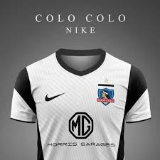 Predominantemente branca a camisa traz detalhes pretos na gola v, nos ombros e na borda das mangas, além de uma grande faixa central que desce o manto verticalmente e no final traz um efeito de esfacelamento que representaria a vibração da torcida no estádio. Disenador Colocolino Crea Modelos Adidas Nike Puma Y Cac1ke Lo De Hacer Camisetas Siempre Me Gusto Dale Albo