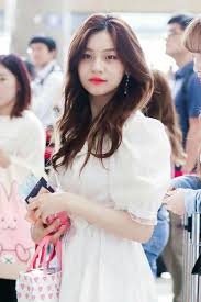 Tras seis años juntas gozando de una gran popularidad, el sexteto fue disuelto en mayo de este año tras la rescisión de sus contratos con source music. Umji Gfriend