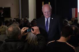 Candidat à l'élection présidentielle de 2017. Francois Asselineau En Campagne Au Vaudreuil Dans L Eure Voit La Cia Et Les Nazis Derriere L Union Europeenne La Depeche Louviers