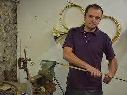 Elle se produit à chambord, mais aussi. Frederic Verplancke En Fabrique Pour Des Sonneurs Qui Viennent De Toute La France Dampierre En Crot 18260