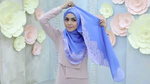 See more ideas about hijab tutorial, hijab style tutorial, hijab fashion. Ariani Tutorial Cara Pemakaian Shawl Fly Beries By Galeri Ariani