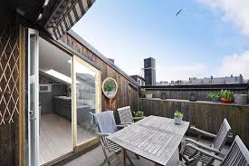 Petit Toit Terrasse Amenage Avec Un Bardage Exterieur En Bois Et Un Mobilier En Bois Grisatre Terrasse Design Design Terrasse Sur Toit Terrasse Hollandaise