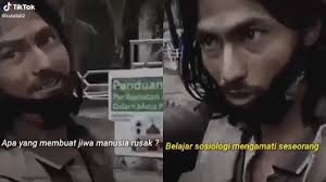 Bahkan, justru semakin memancarkan pesona. Kelewat Pintar Dan Bijak Orang Gila Ini Dikira Intel Yang Sedang Menyamar