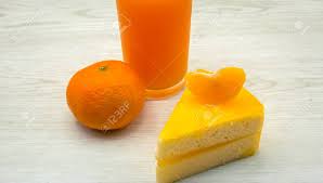 Restlichen saft mit orangensaft aus der flasche auf 450 ml auffüllen. Orange Kuchen Kostliche Susse Kuchen Mit Frischem Orangensaft Auf Weissem Holz Lizenzfreie Fotos Bilder Und Stock Fotografie Image 84572830