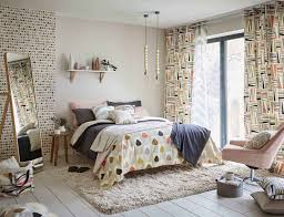 Kamu bisa membuat hiasan dinding kamar memakai poster atau majalah bekas sesuai tokoh kesukaan, bisa kartun, grup band, atau aktor. 25 Motif Wallpaper Dinding Kamar Dan Tips Perawatannya