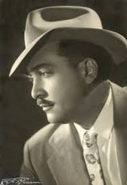 Gráfica sin fecha** # **CARACAS. MARIO CORRO, MUSICALIZADOR ESTRELLA DE  RADIO CARACAS TELEVISIÓN.** **En esta gráfica observamos a Mario en plena  actividad en la otrora planta televisiva situada en Quinta Crespo, de