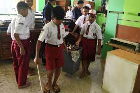 Banyak sekali bentuk gotong royong di sekolah. Semangat Kekeluargaan Dan Gotong Royong Dalam Berbagai Kehidupan Halaman All Kompas Com