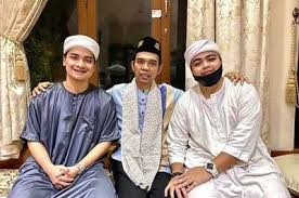 Waktu pernikahan alvan faiz dan larissa chou juga cukup unik, sangat berbeda dengan pernikahan lainnya, pernikahan ini dilaksanakan saat sholat subuh, dan menurut ayah alvin yaitu ustad arifin ilham mengatakan bahwa akad nikah diawal waktu sholat sangat bagus dilaksanakan. Alvin Faiz Digugat Cerai Larissa Chou Setelah 5 Tahun Pernikahan Ameer Azzikra Pastikan Tak Ada Kdrt Bang Alvin Gak Pernah Main Fisik