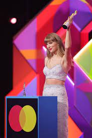 In the acceptance speech, she thanked a lot of people, including her british fans, and gave a shoutout to her boyfriend joe alwyn, and her longtime close friend selena gomez. Khhgvl4v3du1bm