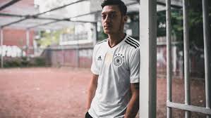 648 resultaten voor 'duitsland voetbalshirt'. Duitsland Thuisshirt 2017 Voetbalshirtskoning Nl