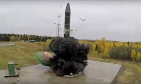 Racheta este un vehicul, un proiectil, o aeronavă sau o navă spațială a cărui forță necesară deplasării este obținută prin reacțiunea obiectului însuși la ejectarea cu viteză ridicată a unor gaze realizate în urma arderii unui combustibil lichid sau. Rusia AnunÅ£Äƒ CÄƒ Avangard Noile Sale Rachete Hipersonice Au Intrat In Serviciu Activ Ating Viteze De PanÄƒ La Mach 27 Go4it