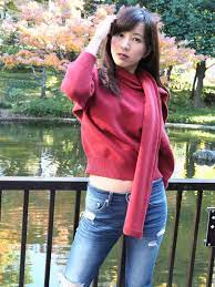 麻生 ゆうき さん ハマスタ裏 日本庭園で 女性 腹筋 麻生 デニム ファッション