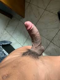Novinho magrelo tem o pênis enorme e pentelhudo que vai te deixar com tesão  - Os Famosos Nus