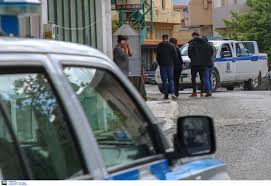 Στην πανέμορφη σύρο, αναπτύσσεται μια τρυφερή σχέση ανάμεσα στον καθηγητή μαθηματικών του λυκείου και σε μια μαθήτριά του. Lockdown Ayth H Perioxh Mphke Sto Ba8y Kokkino Kai Panhgyrizei