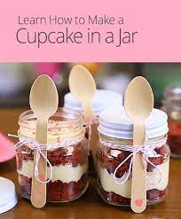 Cupcakes In A Jar Gift Here S How To Make Those Cute Cupcakes In A Jar Mason Jar Cupcakes Tutorial Cupcakes Backzutaten Dessert Rezepte Einfach