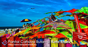 Memandangkan lokasi pantai cahaya bulan ini tidak jauh dari bandar utama kb (10km), maka destinasi penginapan di sini memang pilihan yang ideal. Pantai Cahaya Bulan Tempat Menarik Di Kelantan Tempat Menarik