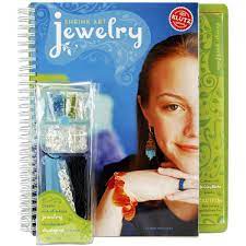 With more than 2 million shrink art jewelry and shrinky dinks books in print, we at klutz are pretty much shrink plastic experts. Shrink Art Jewelry Klutz Phillips Karen Amazon De Bucher