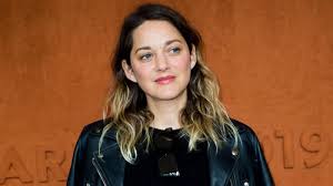 Marion cotillard stepped out at milan fashion week in a green suit, rocking a new hair color and a set of braids. Marion Cotillard Ihre Besondere Beziehung Zu Chanel No 5