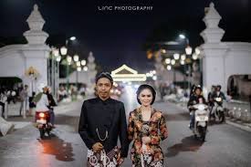 (via prewed indoor tema prewedding adat jawa klasik modern domah jogja nesa+eko). Mengusung Adat Jawa Potret Prewedding Deretan Seleb Ini Lekat Dengan Kesan Klasik Dan Romantis