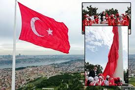 بادر رئيس الوزراء التركي 'رجب طيب أردوغان' كعادته في كل قمة ومؤتمر إلى الانحناء ورفع صورة العلم التركي الملصوق على الأرض ووضعه في جيبه احترامًا له. Ø¨Ù…Ø´Ø§Ø±ÙƒØ© Ø£Ø±Ø¯ÙˆØºØ§Ù† Ø±ÙØ¹ Ø£Ø¹Ù„Ù‰ Ø¹Ù„Ù… ØªØ±ÙƒÙŠ ÙÙŠ Ø¥Ø³Ø·Ù†Ø¨ÙˆÙ„ ÙÙŠØ¯ÙŠÙˆ ØªØ±ÙƒÙŠØ§ Ø§Ù„ÙŠÙˆÙ…