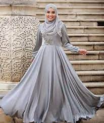 Pakailah baju hijab dengan motif polos atau tanpa motif sekalipun untuk mengatasi bentuk tubuh yang agak besar. Tips Memilih Gaun Hijab Pesta Yang Cocok Untuk Tubuh Gemuk