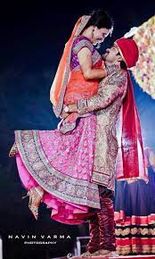 Pin By Rishabh On Couple Shoot Indian Wedding Photography Indian Wedding Couple Photography Indian Wedding Photography Poses