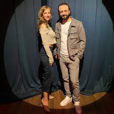 Об этом звездная пара сообщила 20 декабря в insstagram. 25 Letnyaya Liza Arzamasova I 46 Letnij Ilya Averbuh Vpervye Vmeste Prishli Na Shou Vechernij Urgant Vokrug Tv