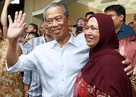 Prime minister tan sri muhyiddin yassin and wife, puan sri noorainee abdul rahman, arrived at king abdulaziz international airport in jeddah at 5.31pm (local time) for a. Family Muhyiddin Yassin Wife Photo Of Muhyiddin Yassin With Johor Royal Family Goes Viral Coconuts Kl Kuala Lumpur The Office Of Malaysian Prime Minister Muhyiddin Yassin Who Is Grappling