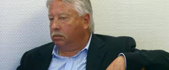 Jan Karlsson sitter kvar