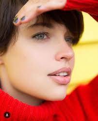 Bjork Oh So Quiet Gif Searching For 2018 Stewartbywater In 2020 Hair Inspiration Girl Crushes Beauty