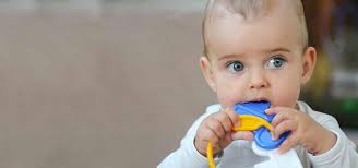 In der regel bekommen babys ihren ersten zahn im alter von etwa sechs monaten. Zahnen Symptome Tipps Bei Zahnungsbeschwerden Kidsgo
