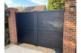 Lernen sie die übersetzung für 'gate' in leos englisch ⇔ deutsch wörterbuch. Dartmoor Double Swing Flat Top Driveway Gate With Horizontal Solid Infill 3000 X 1800mm Black Travis Perkins