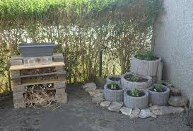 Krauterecke Und Insektenhotel Noch Nicht Ganz Fertig Insektenhotel Garten Obst Und Gemuse