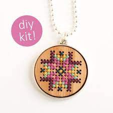 Diy Cross Stitch Jewelry Embroidered Wood Necklace In Silver Frame Diy Kit Borduren Op Hout Kerst Kruissteken Moderne Kruissteek