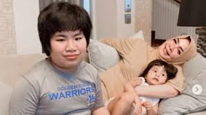 Sejak kecil kami sering main berdua. Jarang Terekspos Simak Profil Gavrel Anak Angkat Mama Rieta Berikut