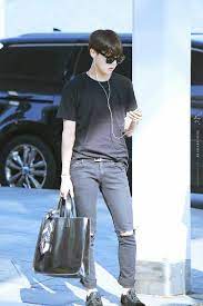 Salah satunya yaitu model baju batik pria resmi yang sangat digemari para seseorang yang ingin tampil modis. Jungkook Mafia Ff ì „ ì •êµ­ Gaya Pria Model Pakaian Jalanan Korea Potret Diri