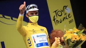 As the competitors came whizzing towards them, martin's path was obstructed and he had no choice but to crash into the fan, before the cyclist to his left came crashing down onto him. Slqko Nagmti5m