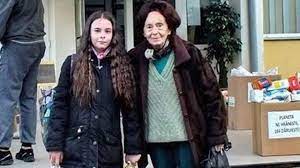 In ce condiții trăiesc adriana iliescu și fiica ei eliza in apartamentul din drumul taberei ce pensie are cea mai bătrană mamă din romania impact. Fiica Adrianei Iliescu Este Pregatita De Inmormantarea Mamei Sale Kanal D Romania