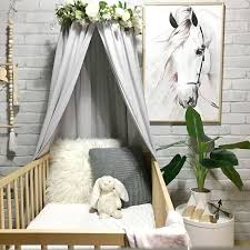 Babybett Mit Himmel Und Blumenkranz Babyzimmer Fur Madchen In Pastelltonen Bild Mit Pferd Topfblume Babybett Himmel Babybett Kinder Baldachin