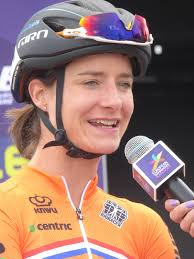 Ook haar team levert een bijdrage aan het jeugdsportfonds via een opdruk op de koersbroeken. Marianne Vos Wikipedia