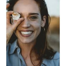 ✏️ BIOGRAFÍA ✏️ Matilda Anna Ingrid Lutz (Milán; 28 de enero de 1991)​ es  una actriz y modelo italiana, conocida por haber protagonizado la película  de terror sobrenatural Rings y el thriller Revenge,