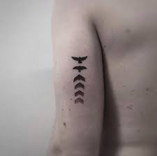 Maybe you would like to learn more about one of these? 42 Mini Tatuagens Masculinas Arm Tattoos For Guys Back Of Arm Tattoo Small Tattoos For Guys