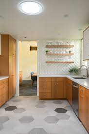 Keramics.com eine investition in langlebigkeit, eleganz und funktionalität. Mid Century Modern Kitchen Modern Kitchen Tiles Kitchen Interior Design Modern Mid Century Modern Kitchen Design