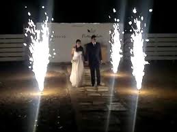 Como passei algumas dicas de comidinhas para o natal com elas, nada mais justo que passar a receita e deixar o natal ainda mais encantador. 2013 02 15 Bengalas Para Ingreso A Salon Mp4 Youtube